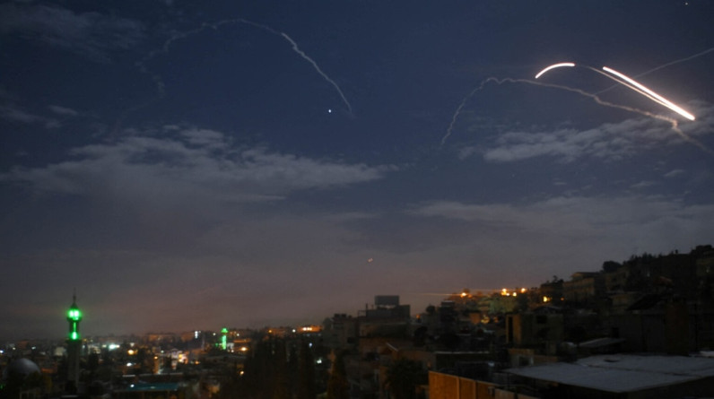 الدفاع الجوي السوري يتصدى لصواريخ إسرائيلية في سماء دمشق (فيديو)
